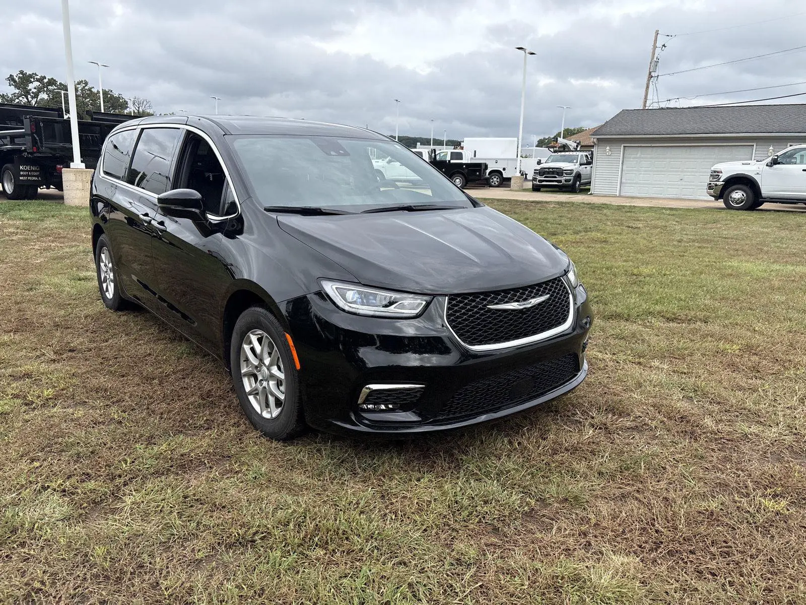 2026 Chrysler Pacifica Select photo 3