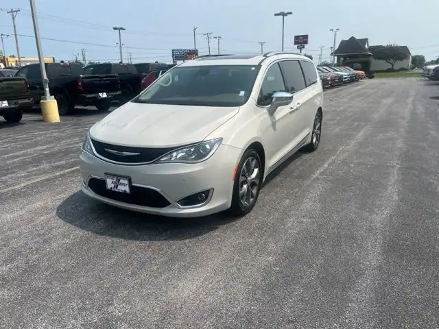 2017 Chrysler Pacifica Limited's photo