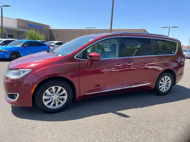 2019 Chrysler Pacifica Touring L's photo