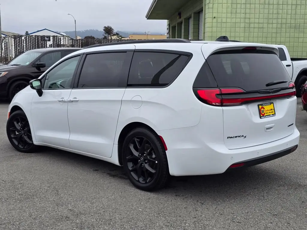 2025 Chrysler Pacifica Limited photo 3