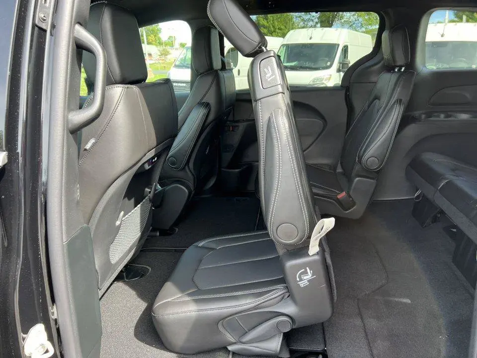 2027 Chrysler Pacifica Select AWD photo 5