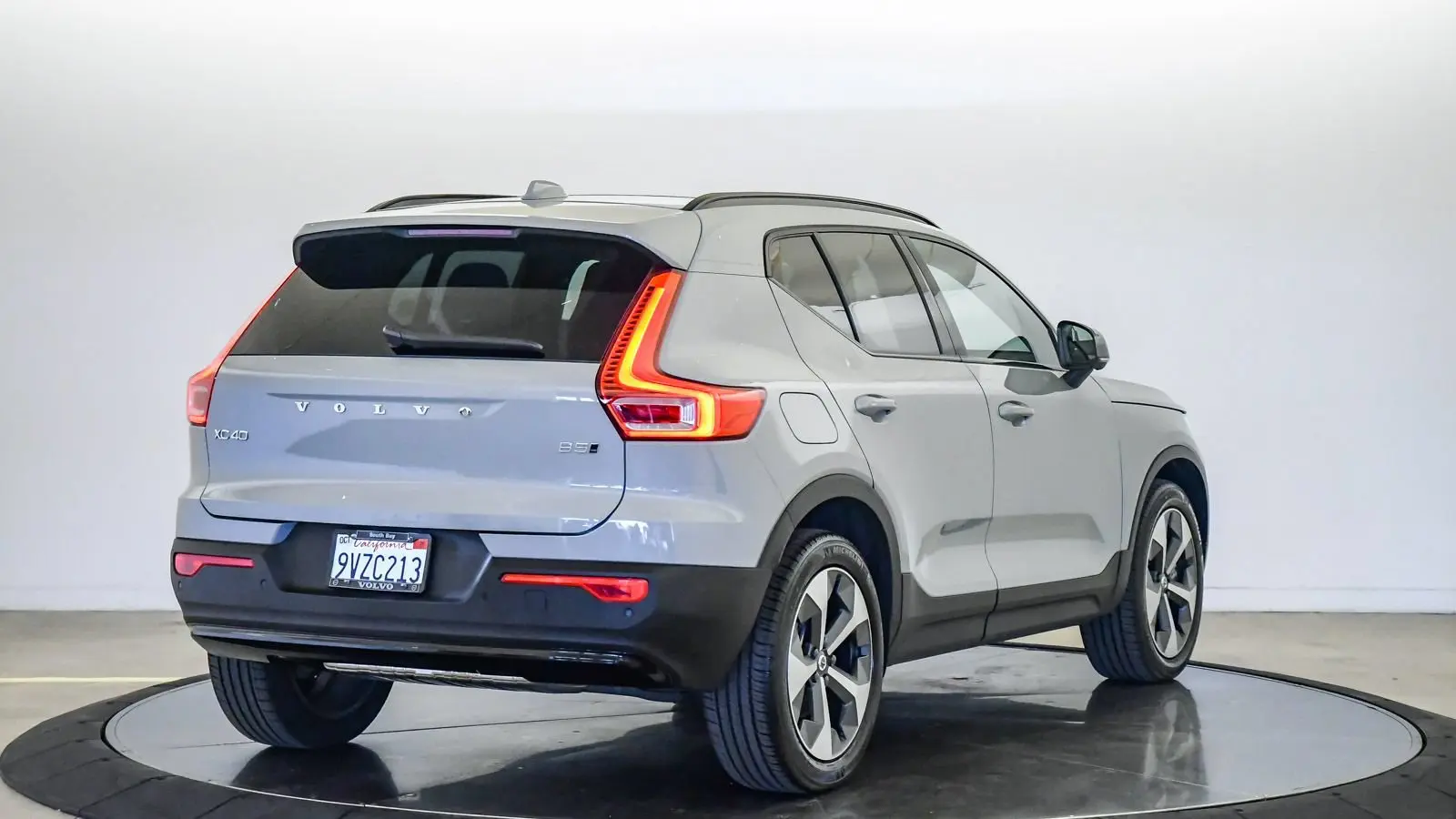 2026 Volvo XC40 B5 Plus Dark AWD photo 5