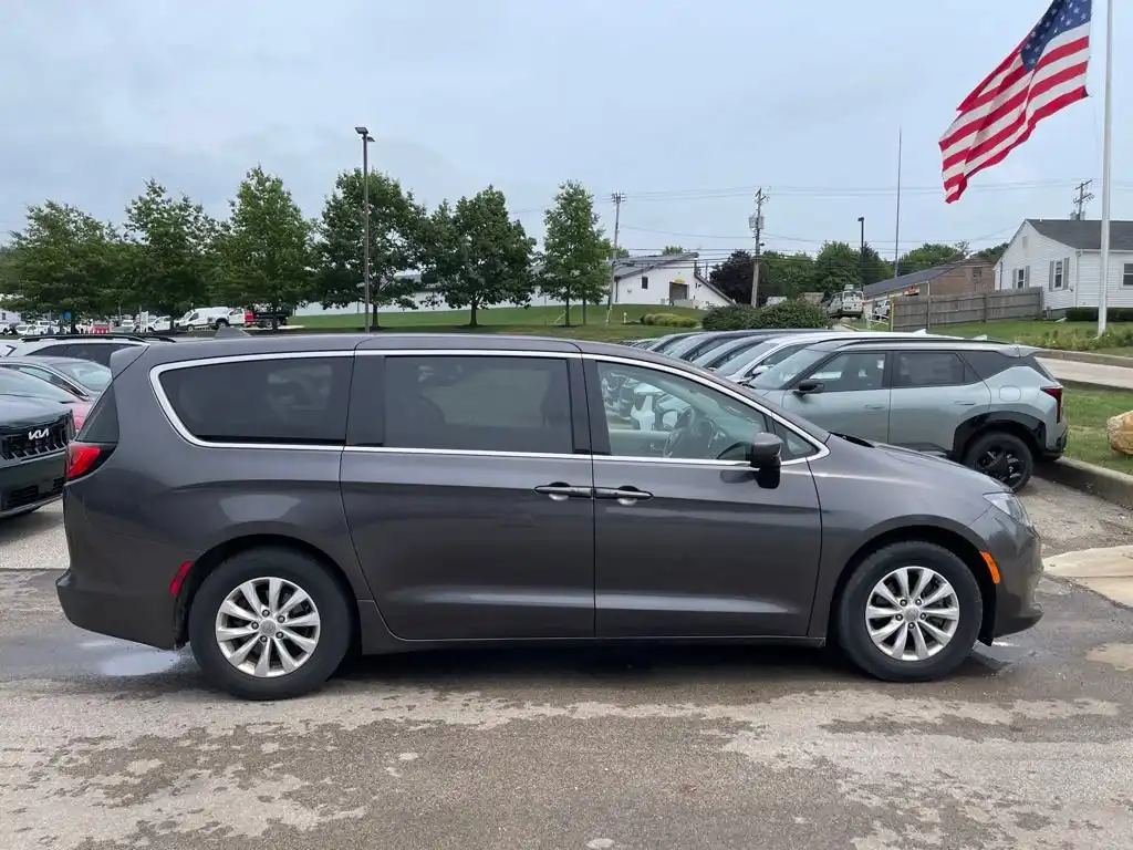 2017 Chrysler Pacifica Touring's photo