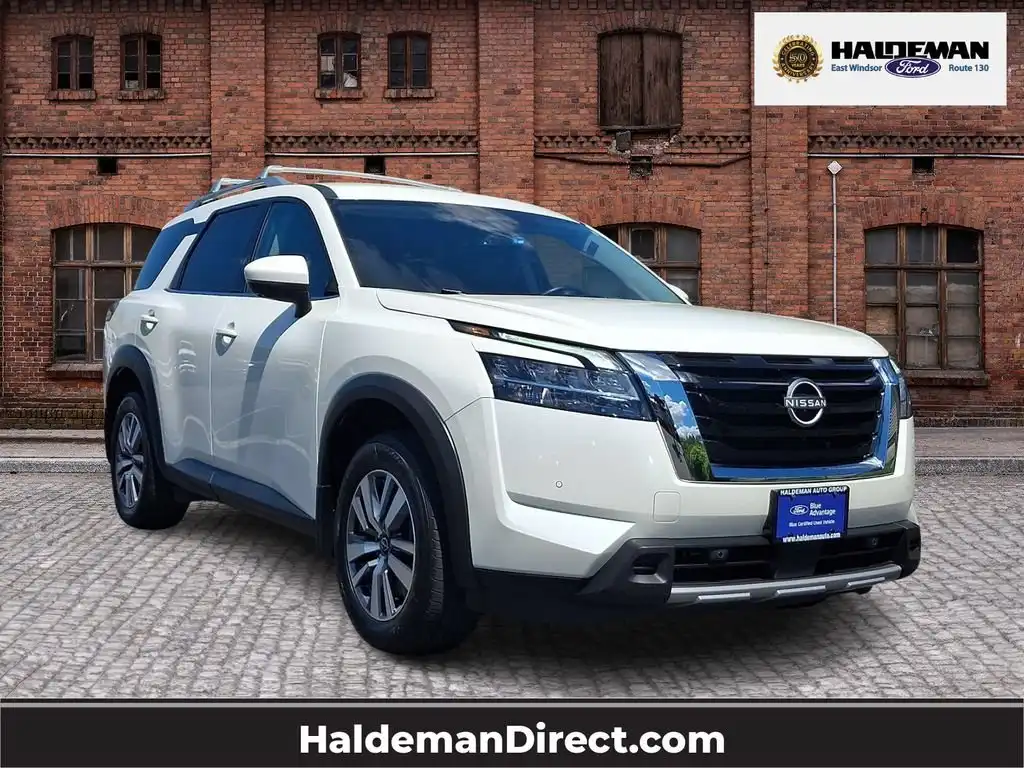 2023 Nissan Pathfinder SL 4WD's photo