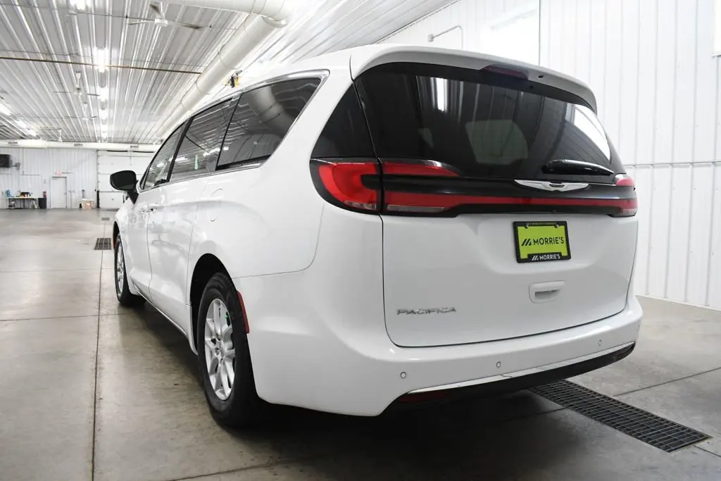 2023 Chrysler Pacifica Touring L photo 5