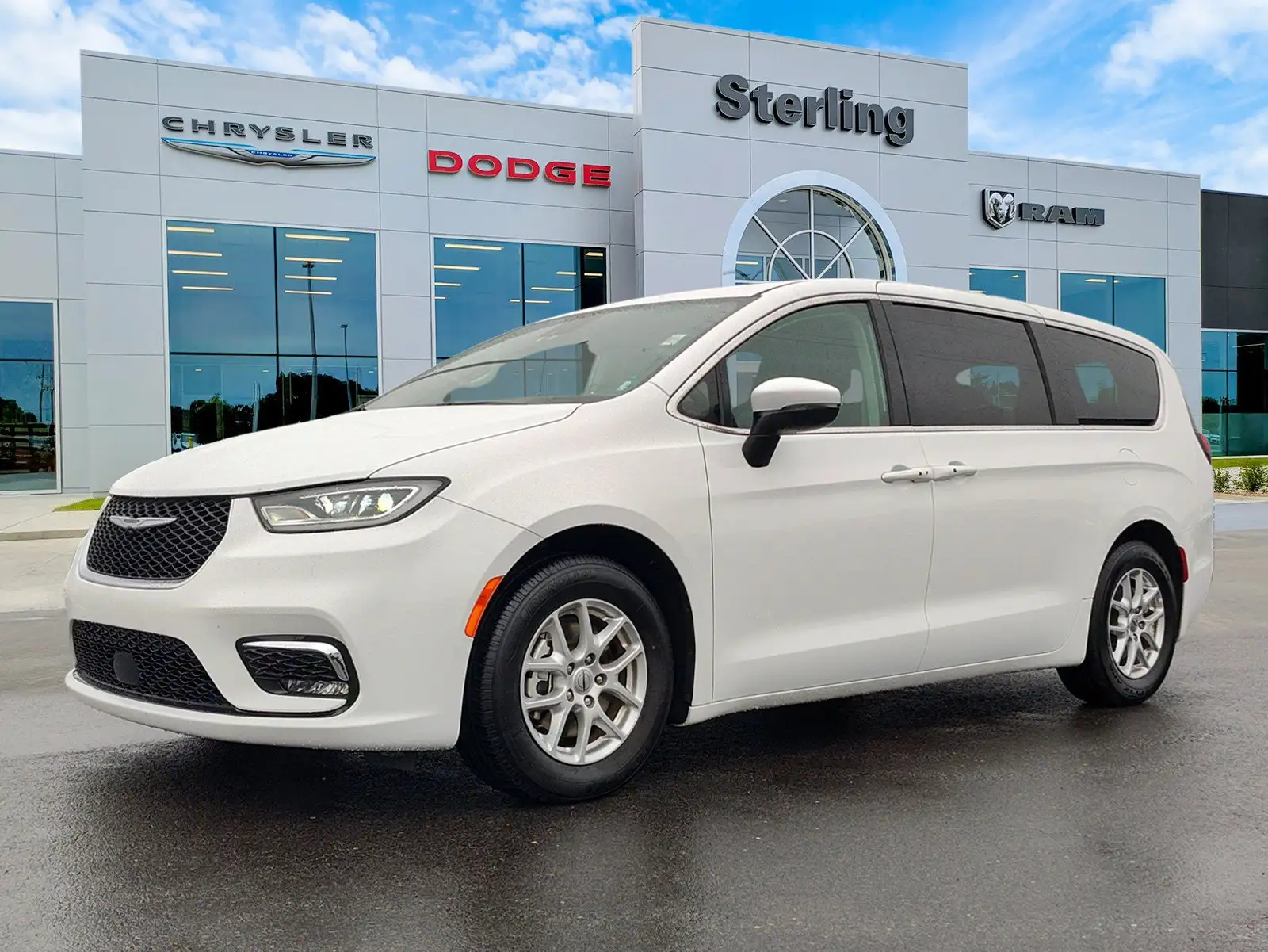 2023 Chrysler Pacifica Touring L's photo