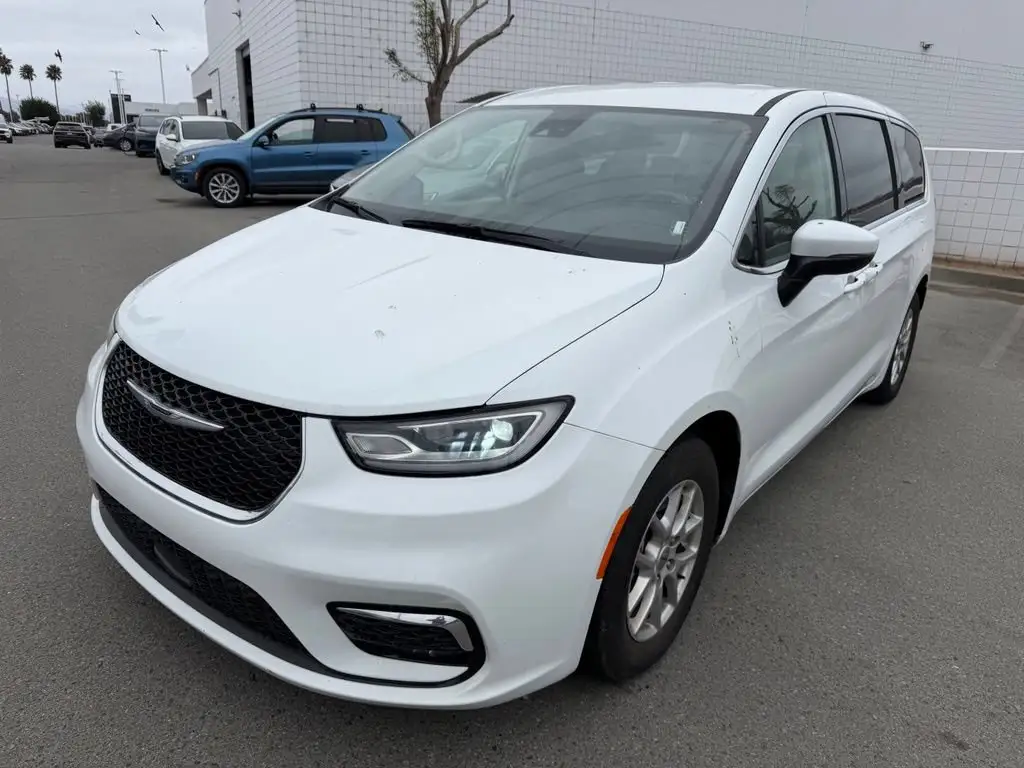 2023 Chrysler Pacifica Touring L photo 1