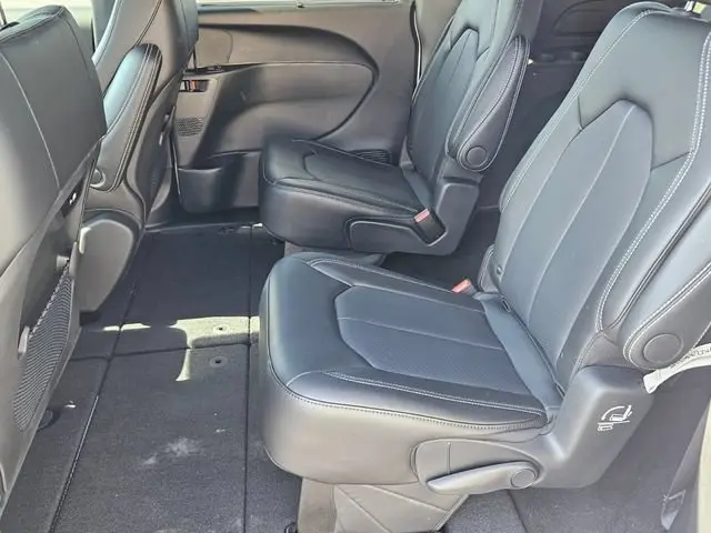 2025 Chrysler Pacifica Select photo 5