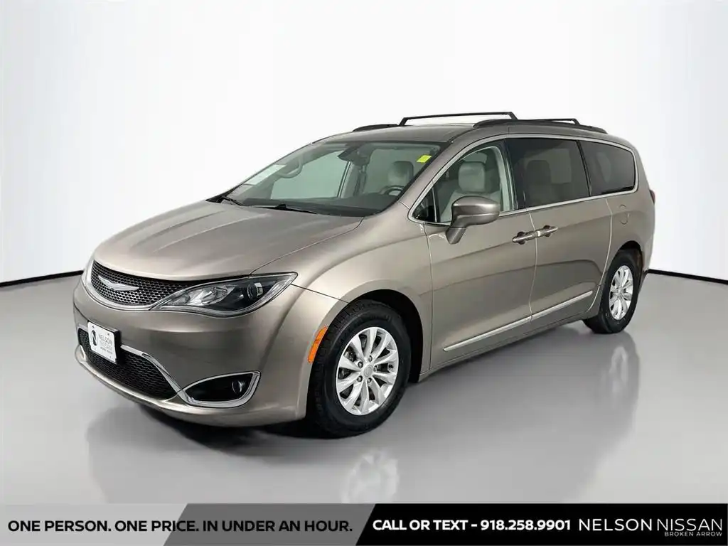 2017 Chrysler Pacifica Touring-L's photo