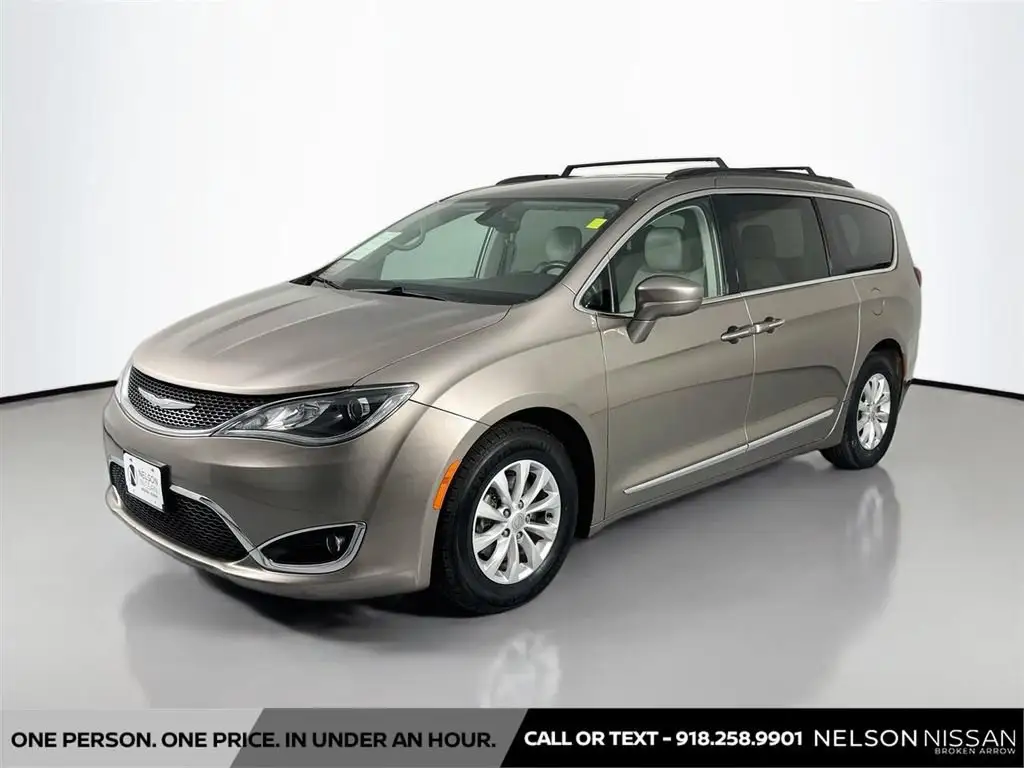 2017 Chrysler Pacifica Touring L photo 1