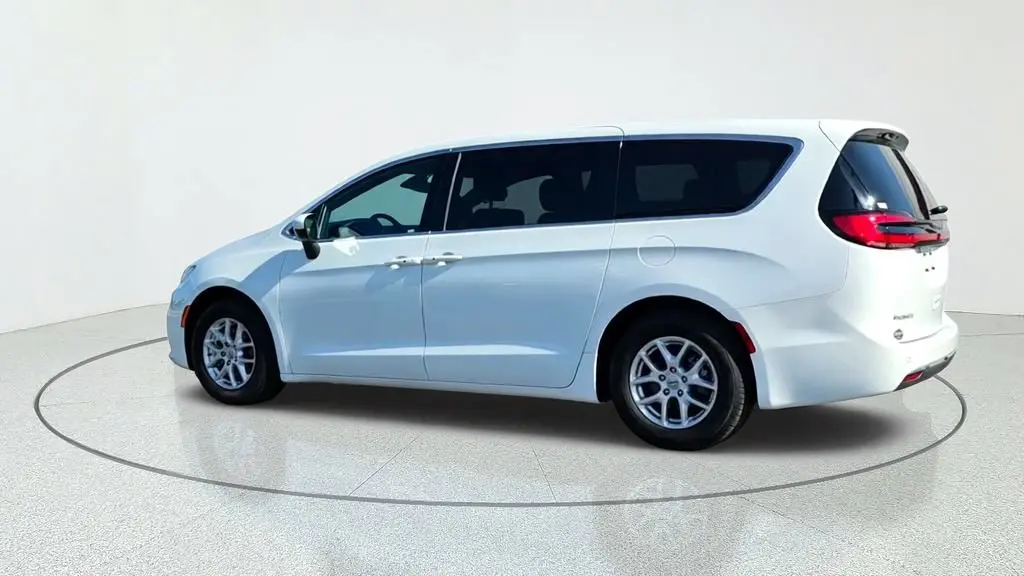 2023 Chrysler Pacifica Touring photo 5