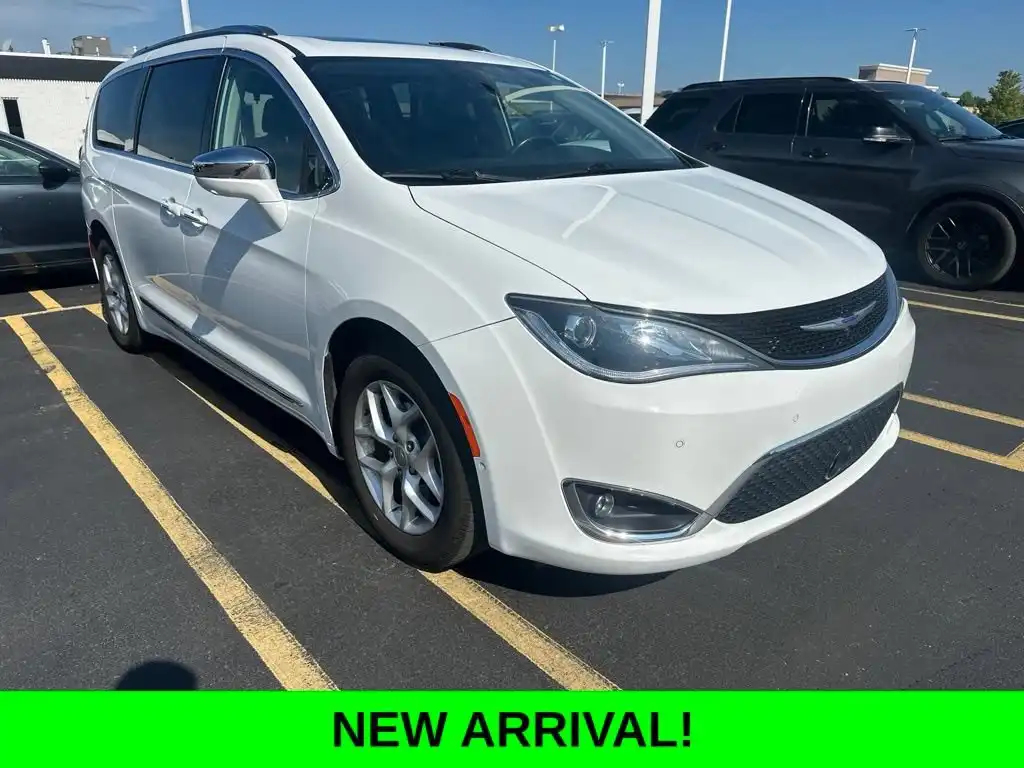 2020 Chrysler Pacifica Limited's photo