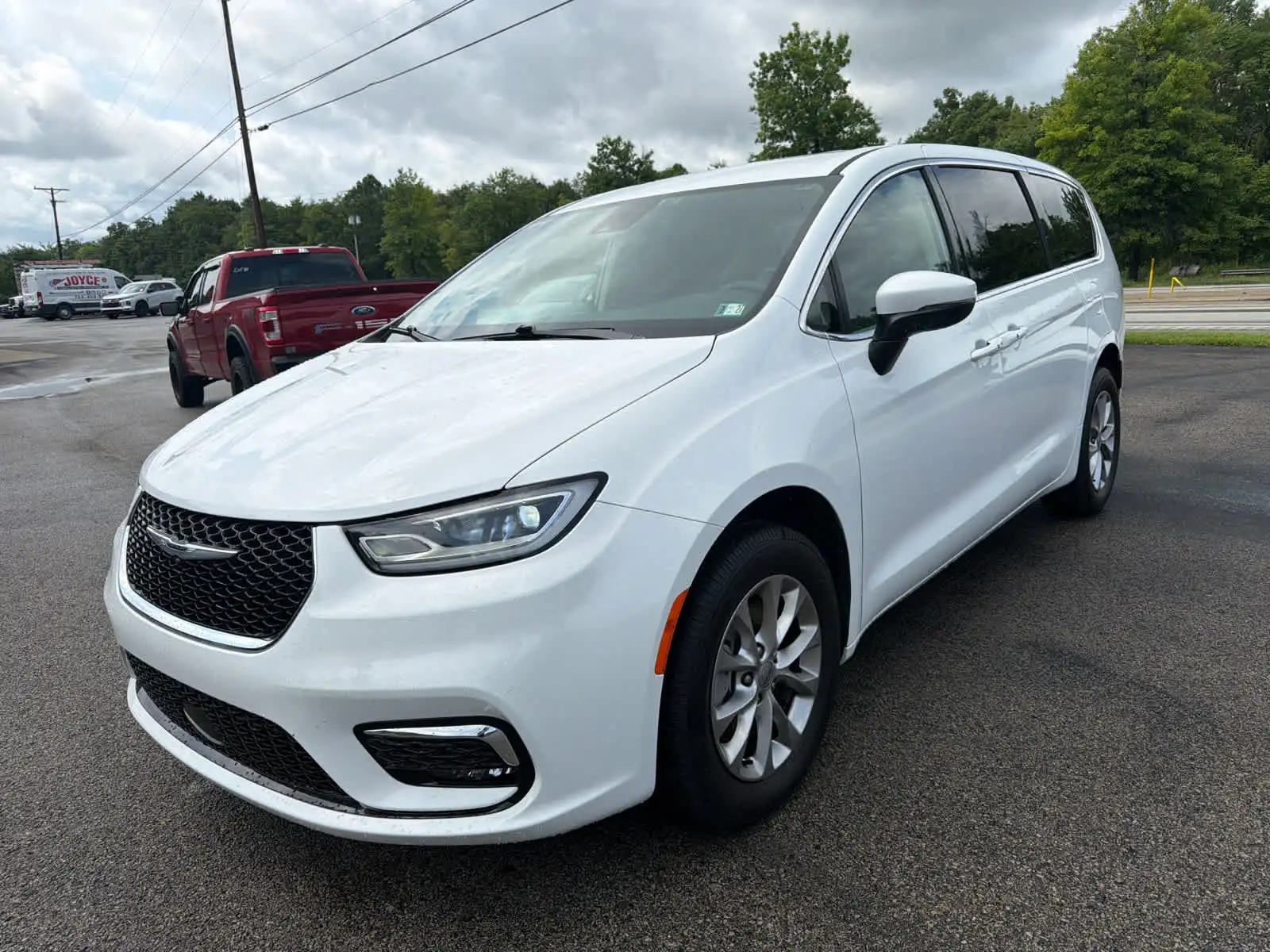 2023 Chrysler Pacifica Touring L AWD's photo
