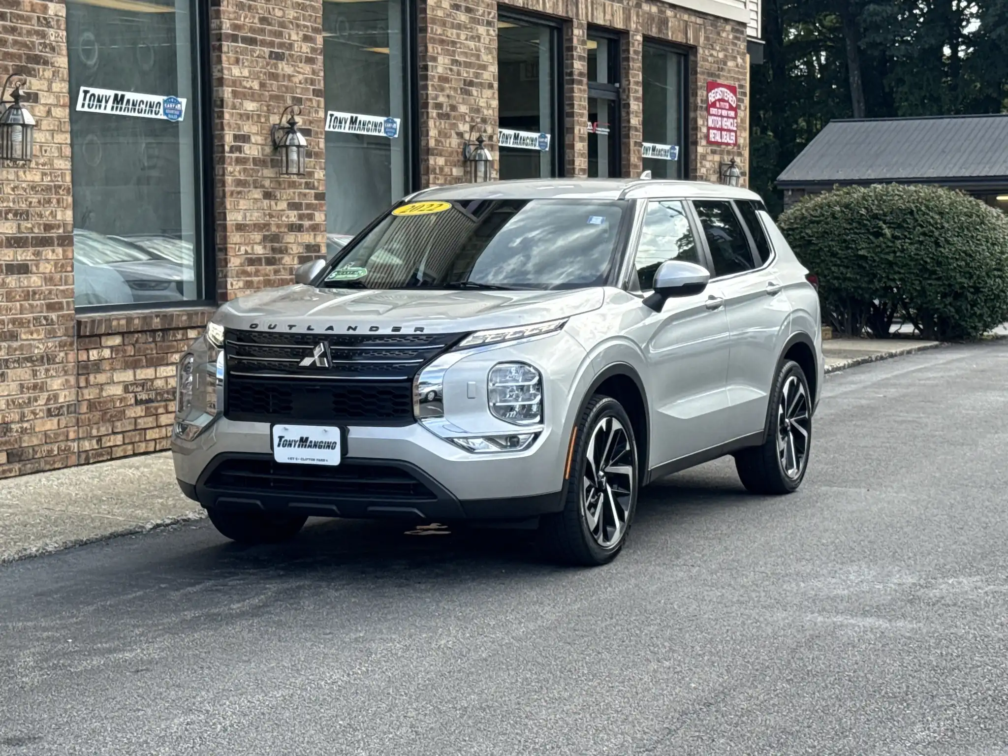 2022 Mitsubishi Outlander ES S-AWC's photo