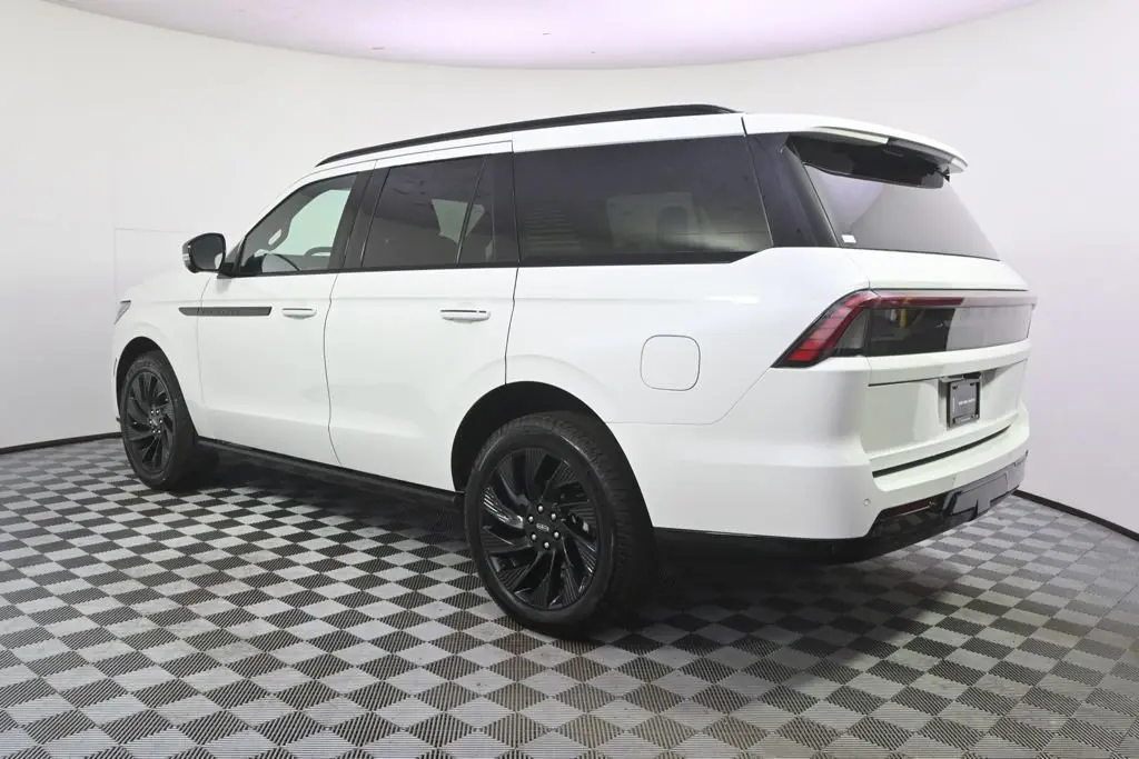 2026 Lincoln Navigator Reserve 4WD photo 3