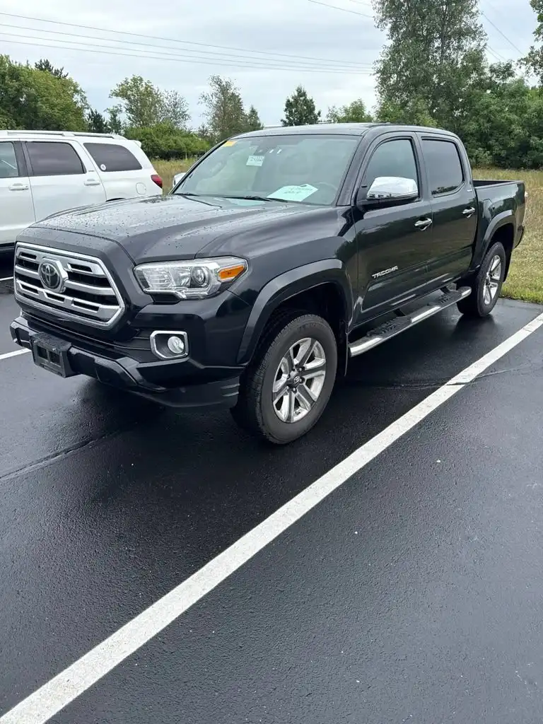 2019 Toyota Tacoma Limited Double Cab 4WD V6 Auto Short Bed's photo