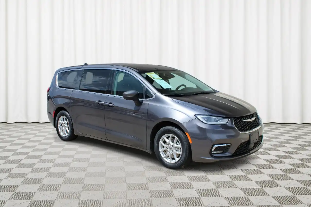 2023 Chrysler Pacifica Touring L's photo