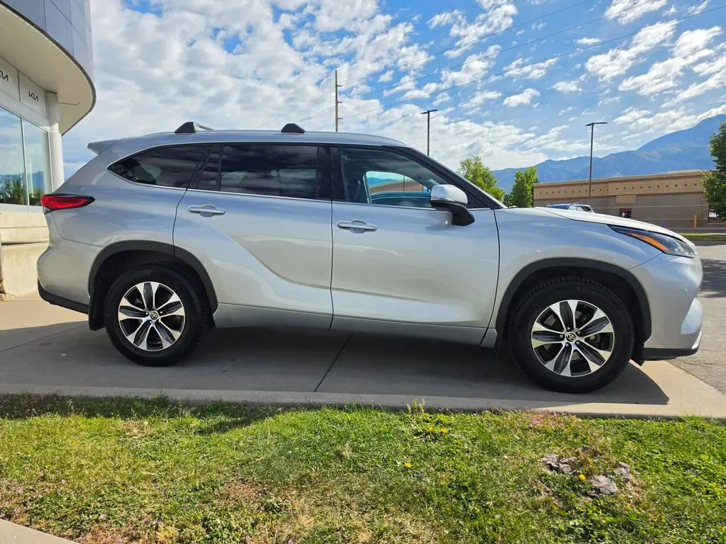 2022 Toyota Highlander XLE 4x4 V6 photo 4