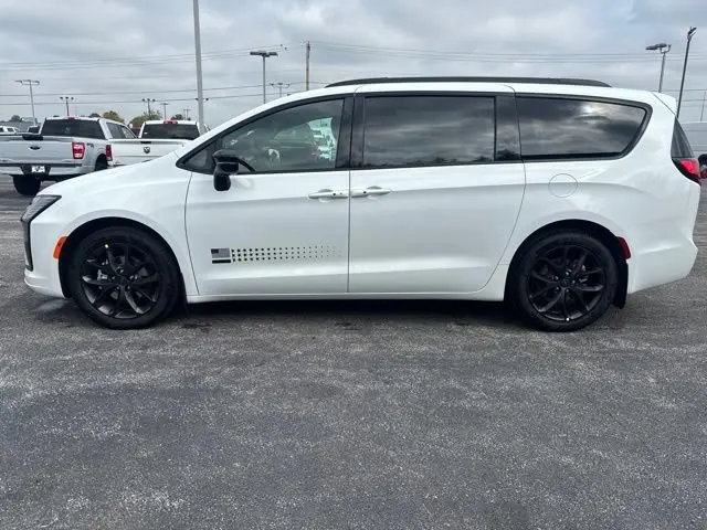 2027 Chrysler Pacifica Select photo 4