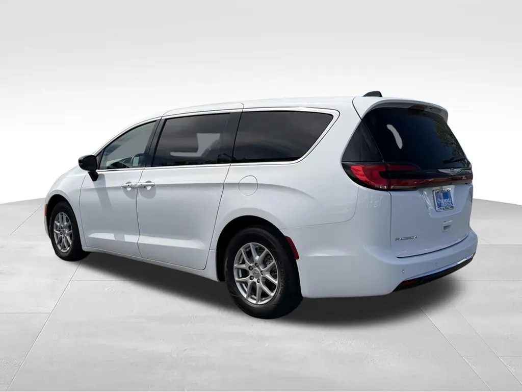 2024 Chrysler Pacifica Touring L photo 3