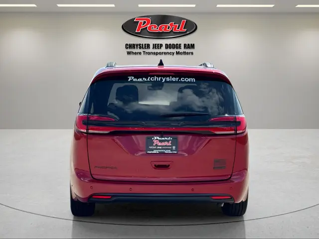 2027 Chrysler Pacifica Select photo 4