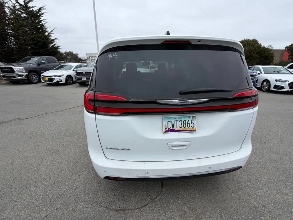 2023 Chrysler Pacifica Touring L photo 4