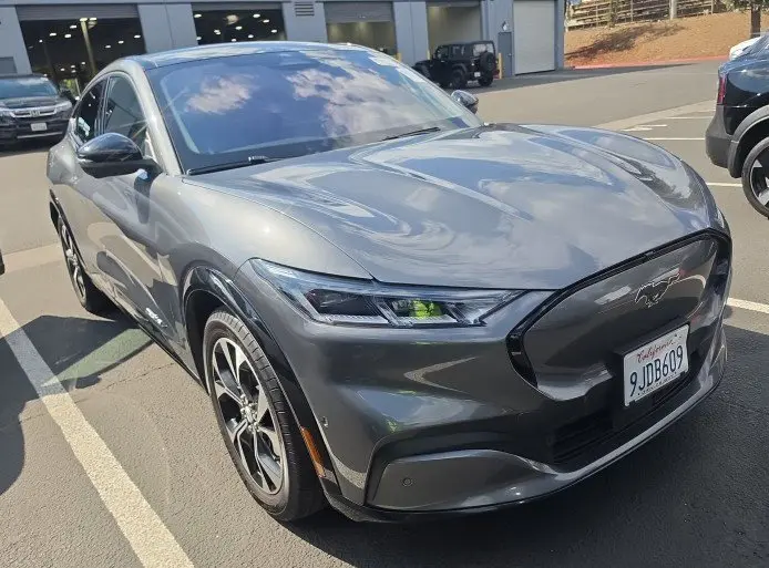 2023 Ford Mustang-Mach-e Premium photo 4