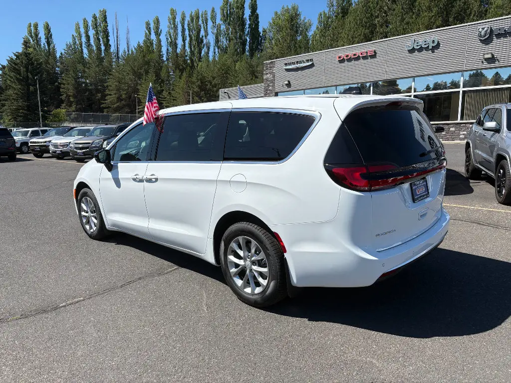 2027 Chrysler Pacifica Select AWD photo 3