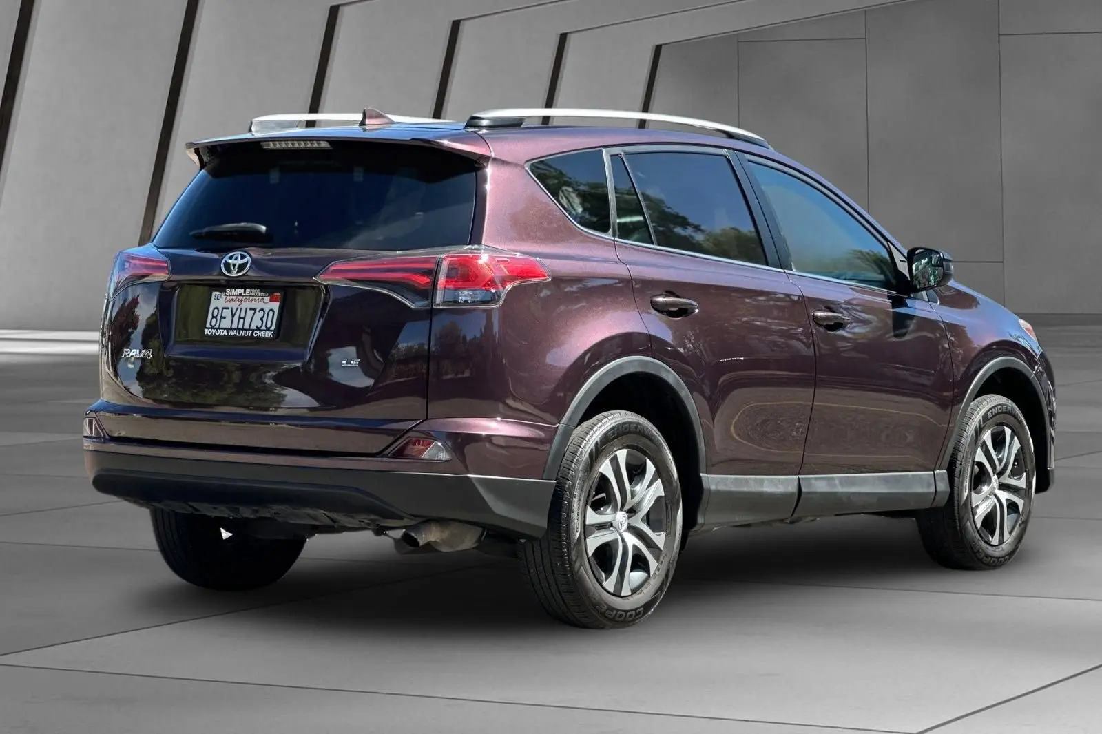 2018 Toyota RAV4 LE photo 4