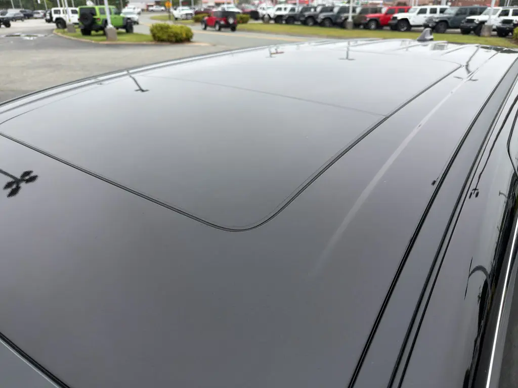 2027 Chrysler Pacifica Select photo 3