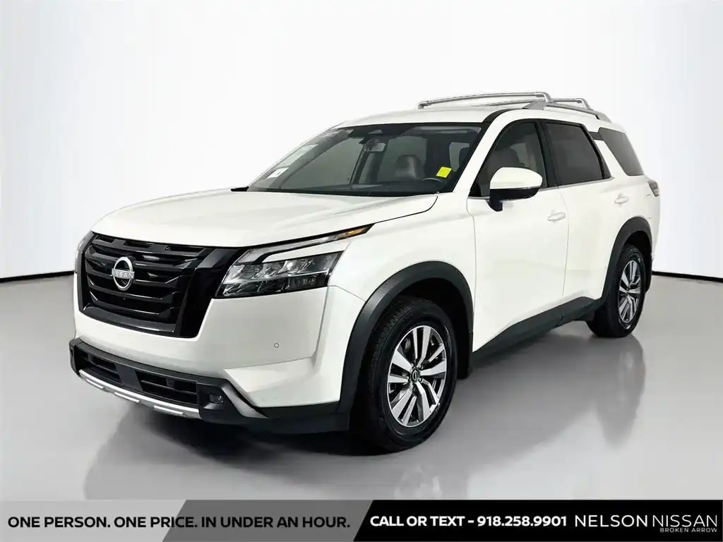 2023 Nissan Pathfinder SL 4WD's photo