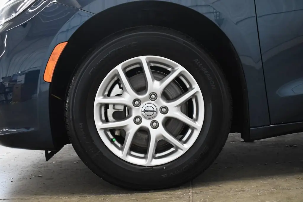 2025 Chrysler Pacifica Select photo 3