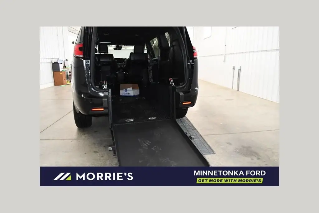 2026 Chrysler Pacifica Select photo 1