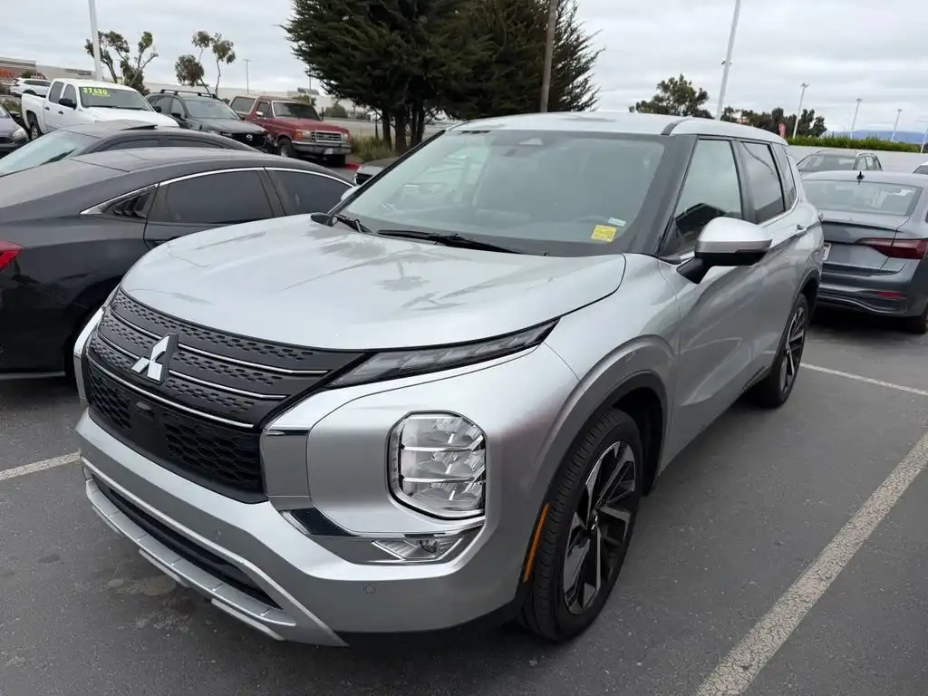 2024 Mitsubishi Outlander SE Black Edition 2WD's photo
