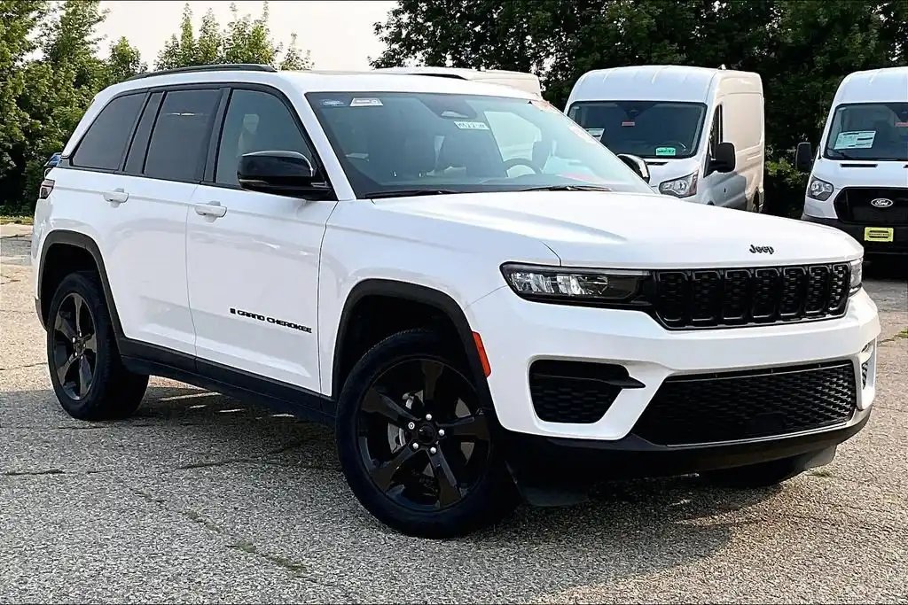 2023 Jeep Grand Cherokee Altitude 4x4's photo