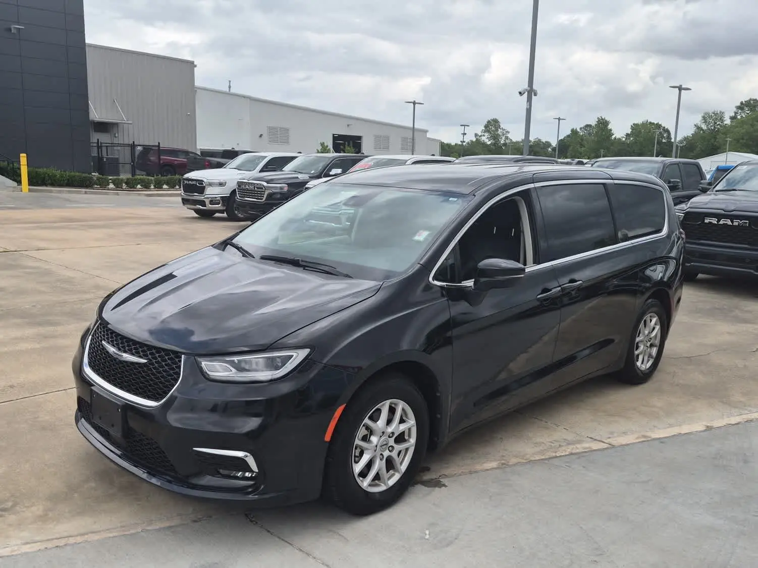 2023 Chrysler Pacifica Touring L photo 4