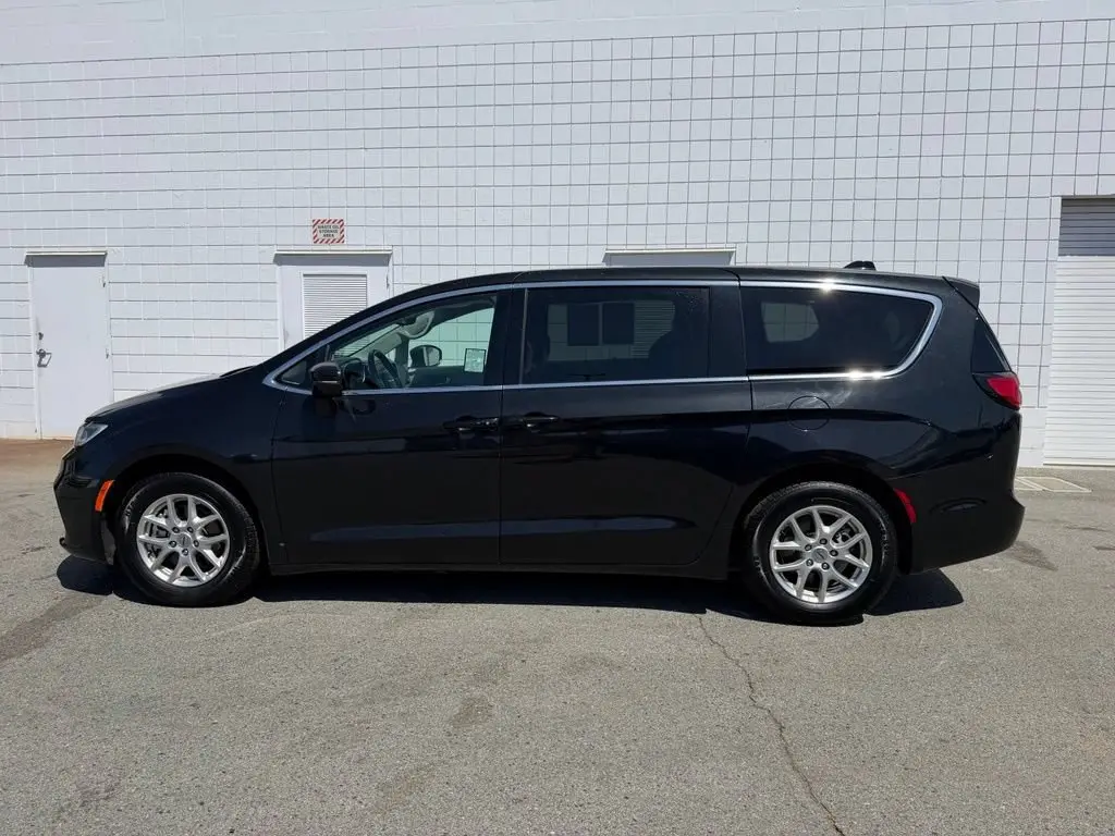 2023 Chrysler Pacifica Touring L photo 3