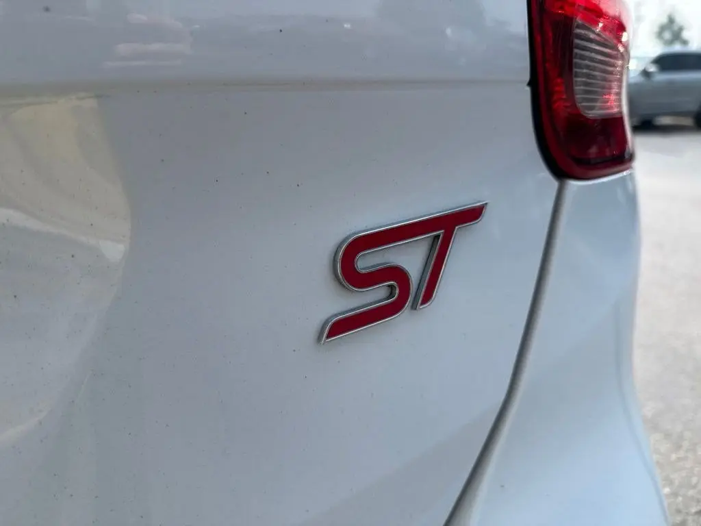 2016 Ford Focus 5 Door Hatch ST photo 5
