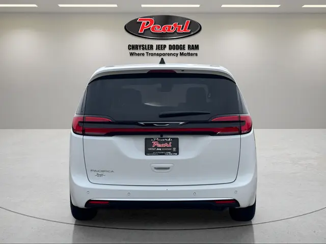 2027 Chrysler Pacifica Select photo 4