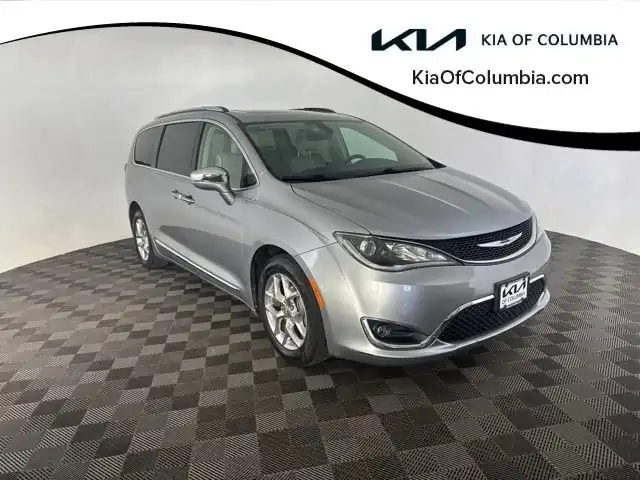 2018 Chrysler Pacifica Limited's photo