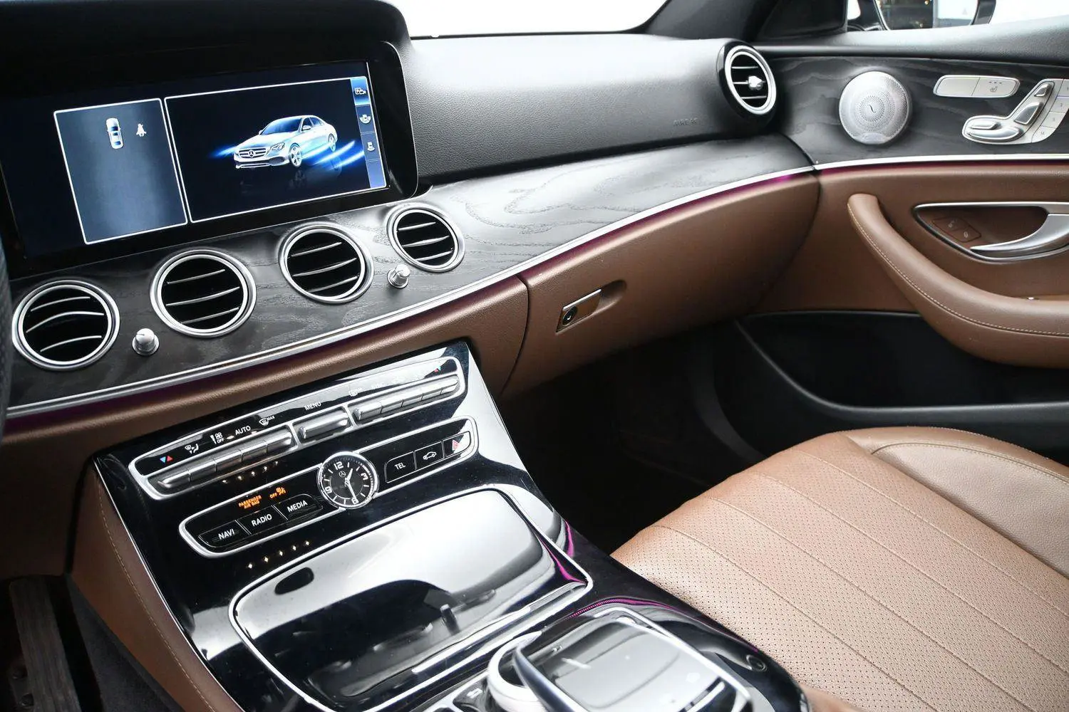 2017 Mercedes-Benz E-Class E300 4MATIC photo 4