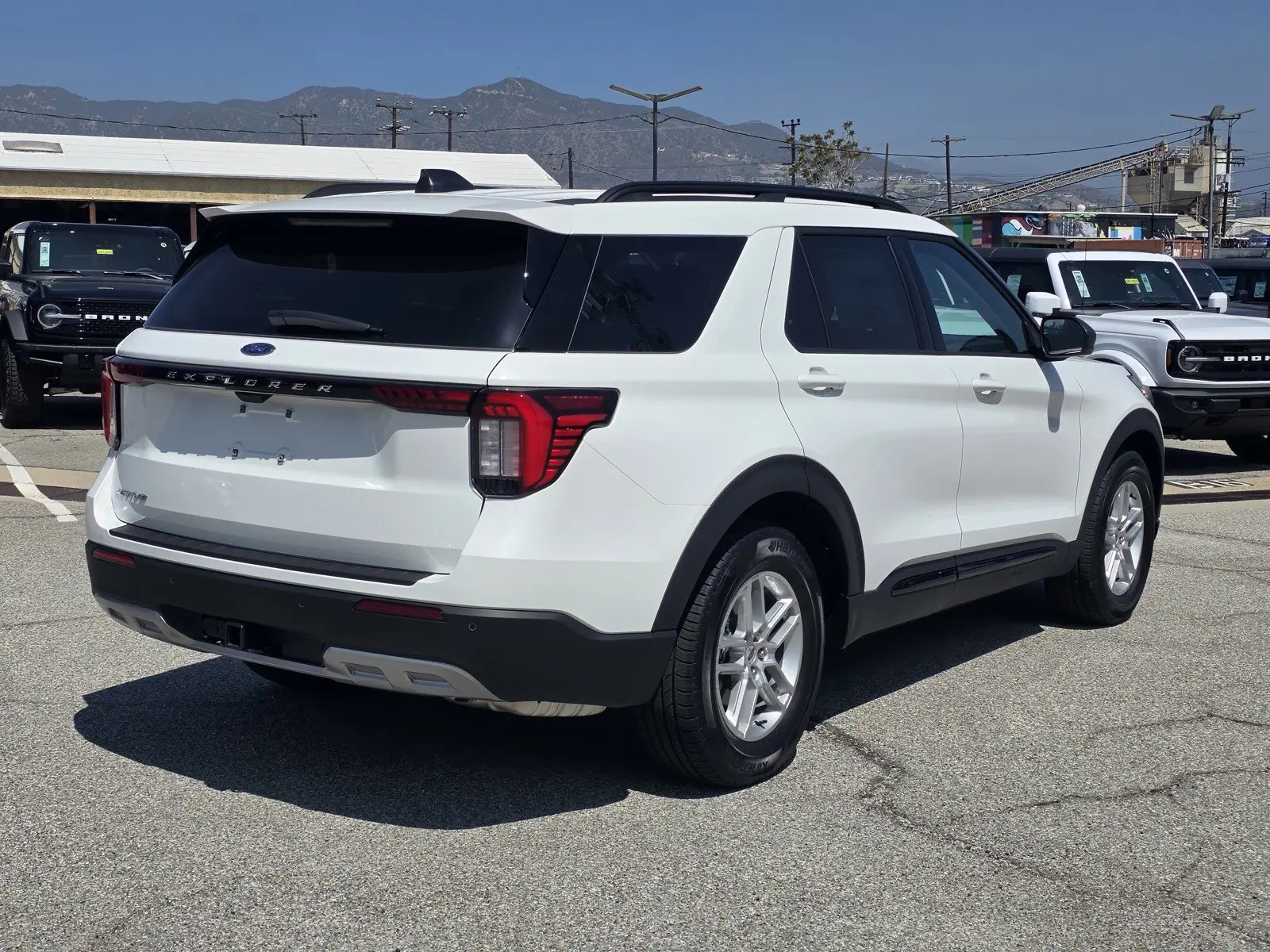2026 Ford Explorer Active photo 4