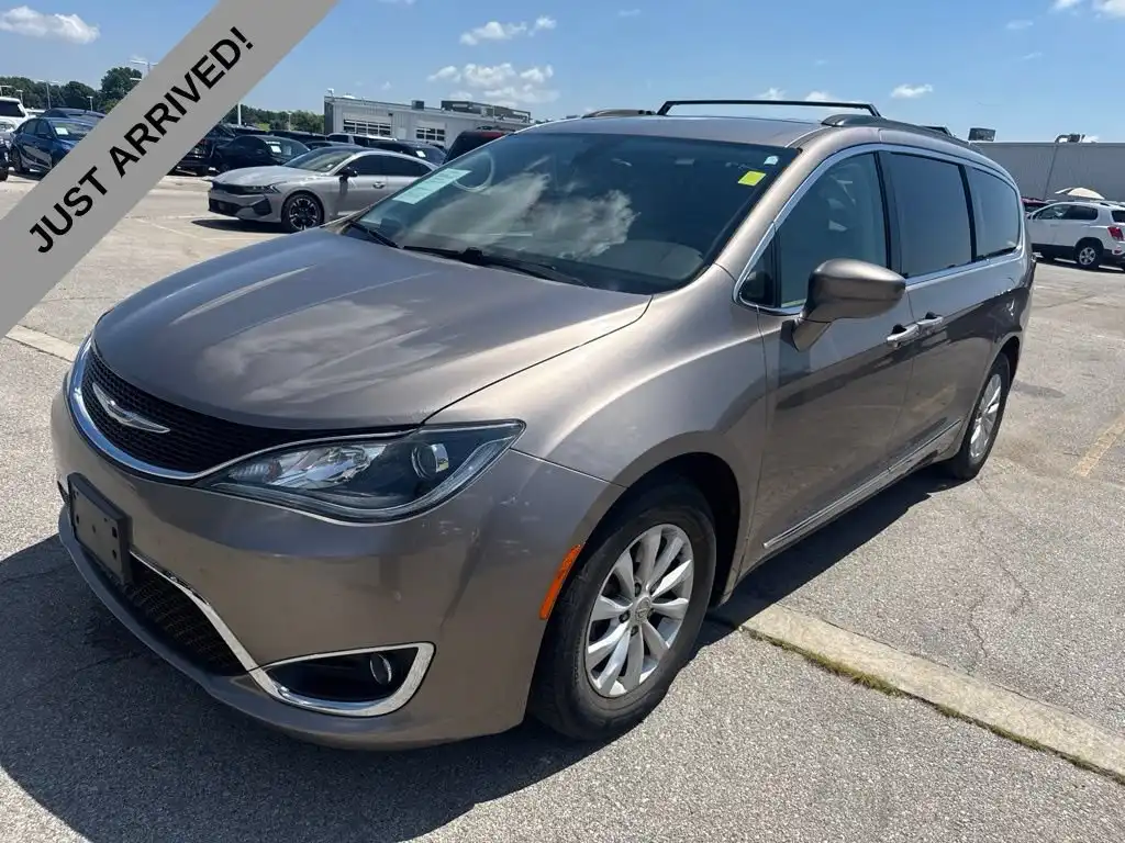 2017 Chrysler Pacifica Touring-L's photo