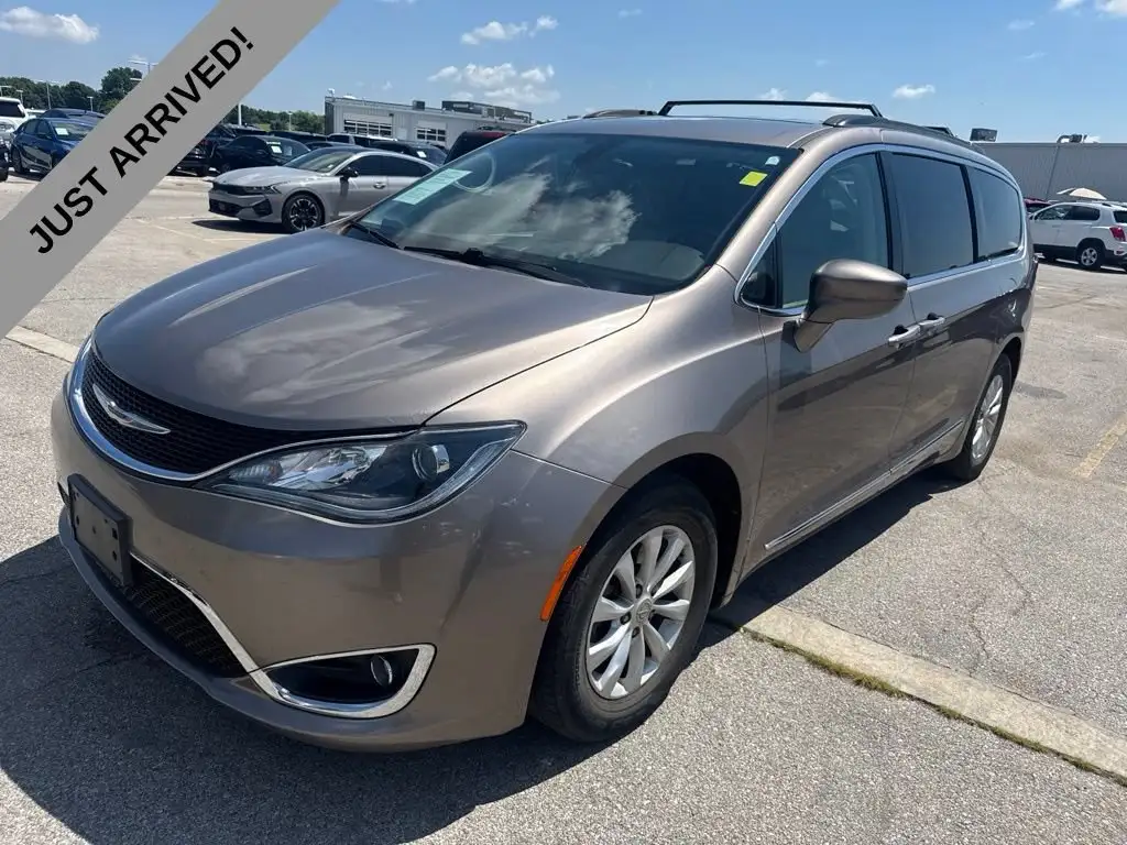 2017 Chrysler Pacifica Touring-L's photo