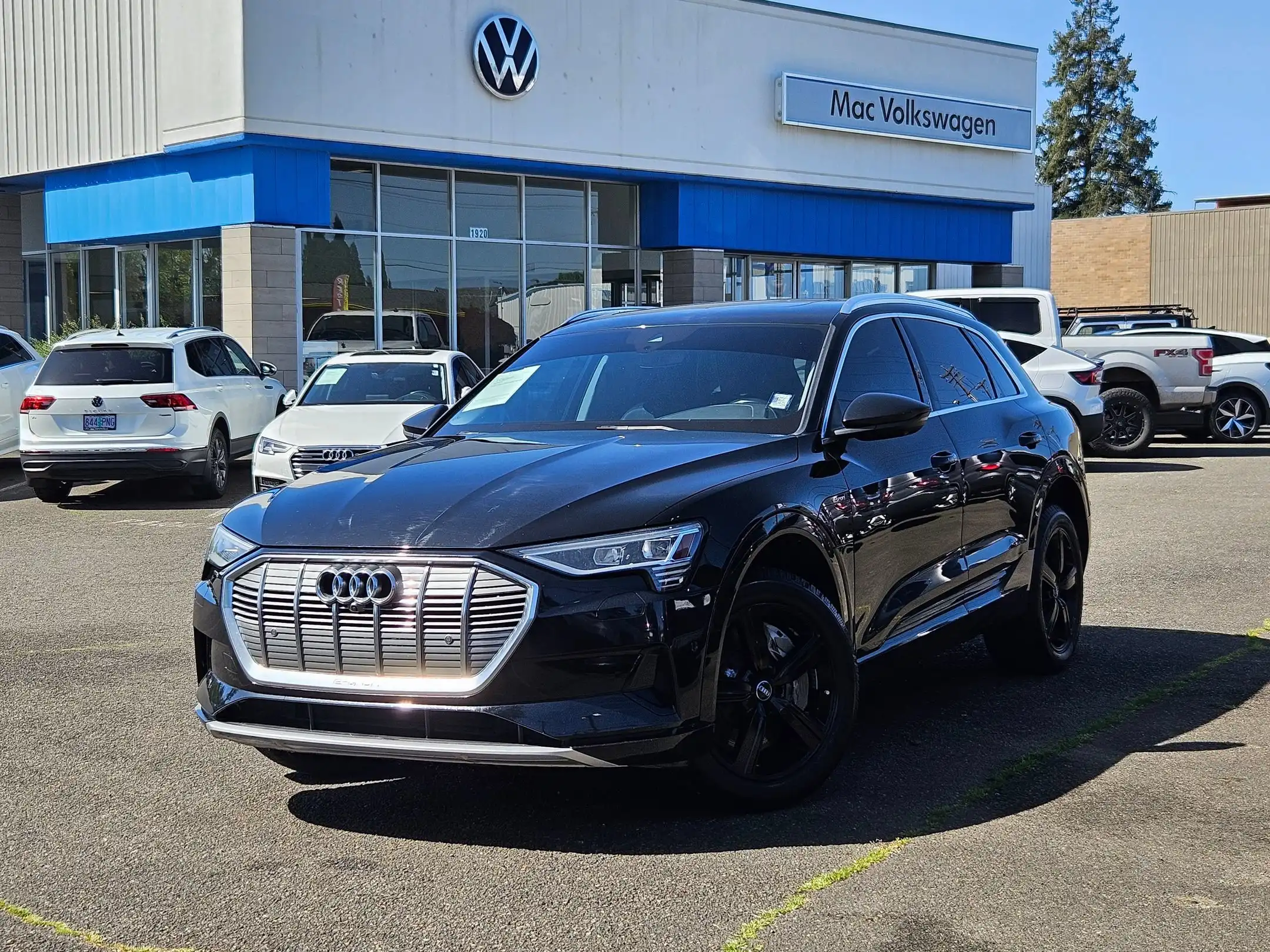 2019 Audi e-tron Premium Plus's photo