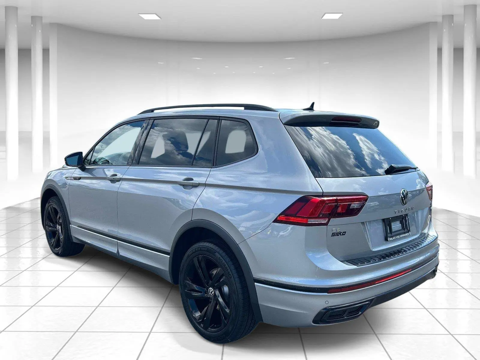 2023 Volkswagen Tiguan 2.0T SE R-Line Black 4Motion photo 5