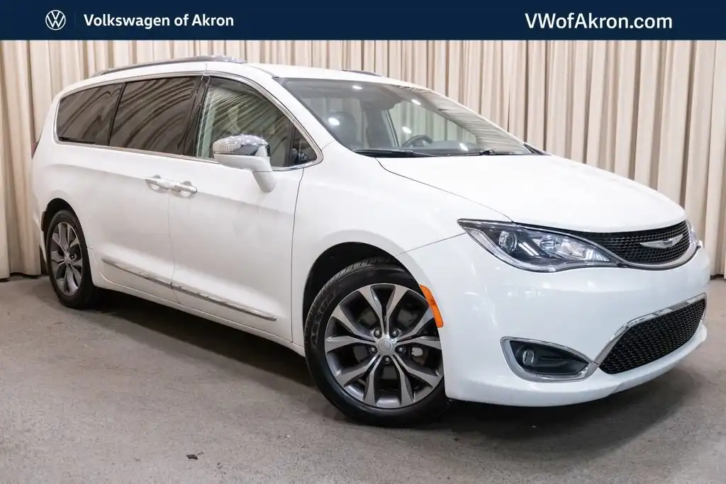 2019 Chrysler Pacifica Limited's photo