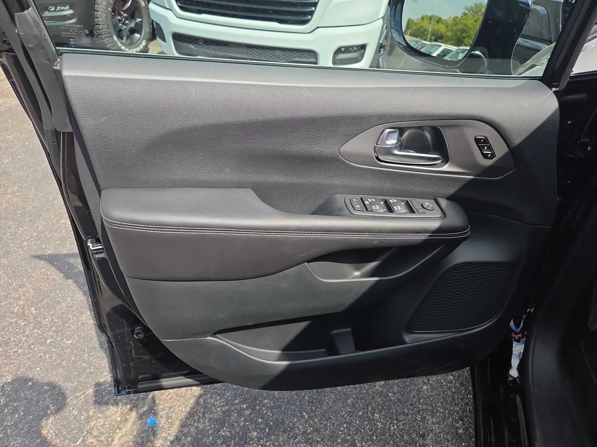 2027 Chrysler Pacifica Select photo 5