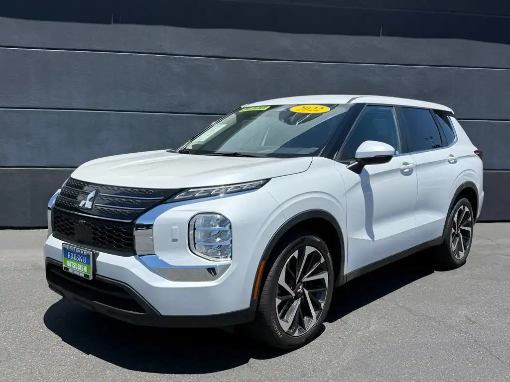 2022 Mitsubishi Outlander ES S-AWC's photo