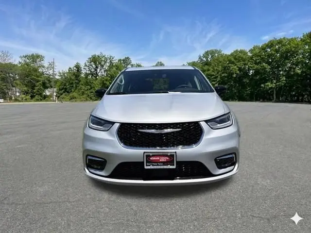 2024 Chrysler Pacifica Hybrid Select PHEV photo 3